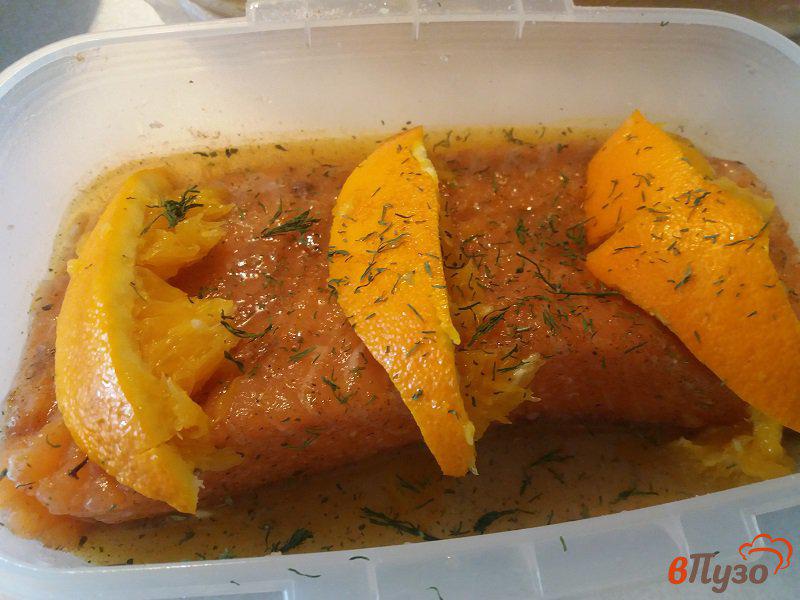 Фото приготовление рецепта: Слабосоленая семга в апельсиновом соке с пряными травами шаг №5