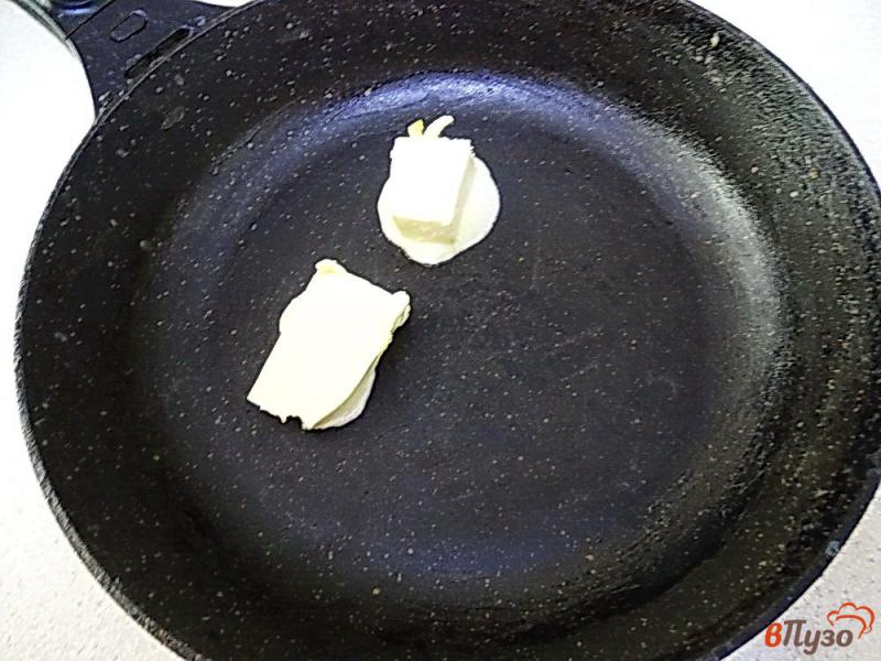 Фото приготовление рецепта: Молодая капуста жареная с яйцом и сыром шаг №4