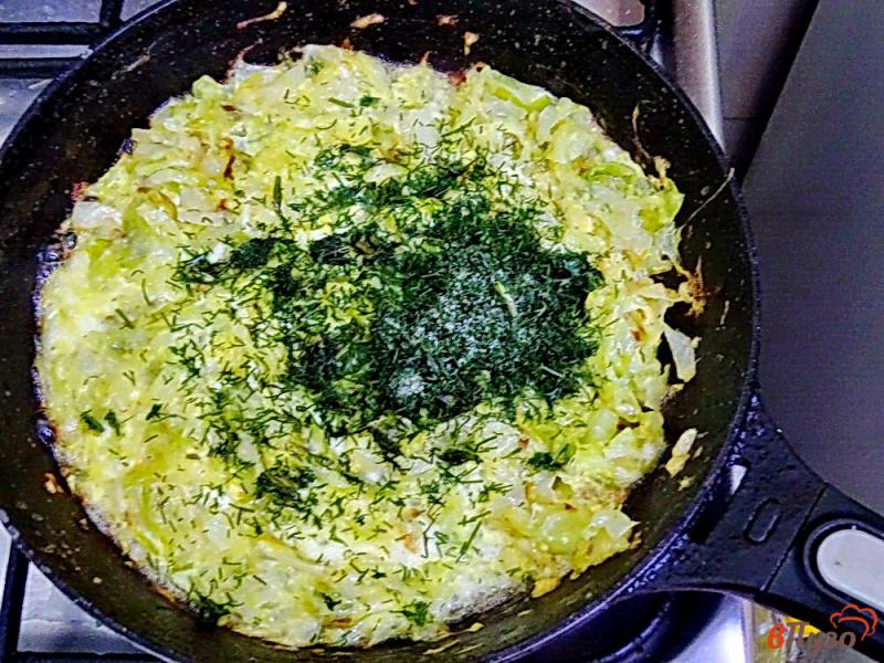 Фото приготовление рецепта: Молодая капуста жареная с яйцом и сыром шаг №9