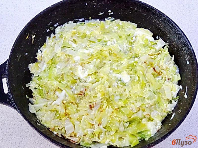 Фото приготовление рецепта: Молодая капуста жареная с яйцом и сыром шаг №8