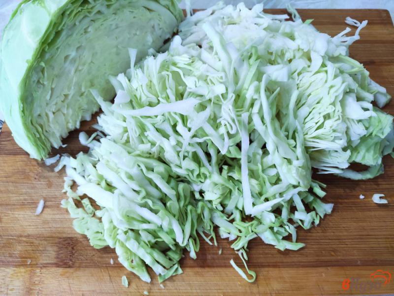 Фото приготовление рецепта: Салат из капусты с чесноком и укропом шаг №1