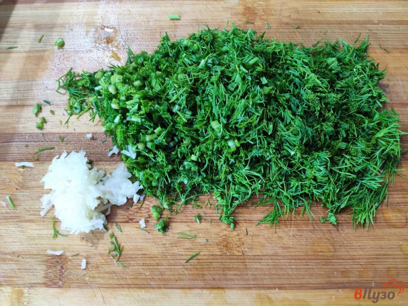 Фото приготовление рецепта: Салат из капусты с чесноком и укропом шаг №4