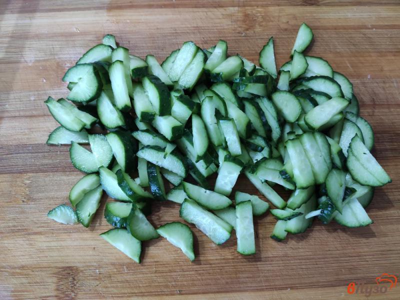 Фото приготовление рецепта: Салат из капусты с чесноком и укропом шаг №3