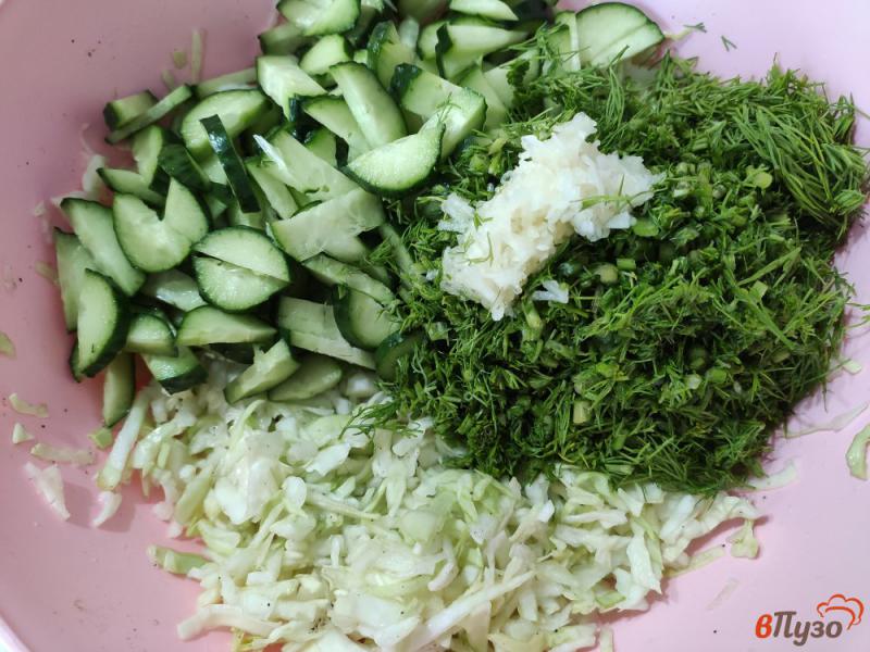 Фото приготовление рецепта: Салат из капусты с чесноком и укропом шаг №5