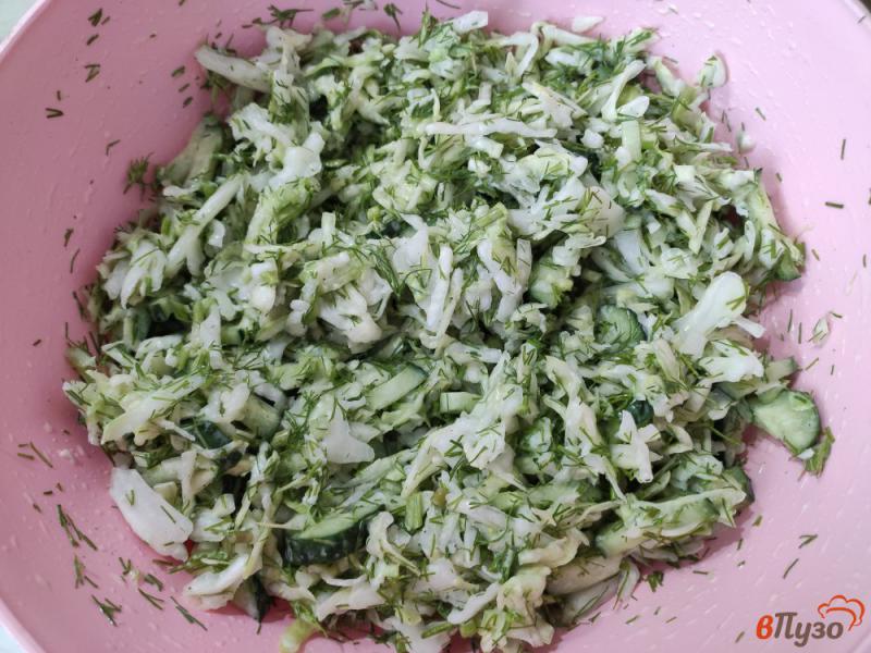 Фото приготовление рецепта: Салат из капусты с чесноком и укропом шаг №7