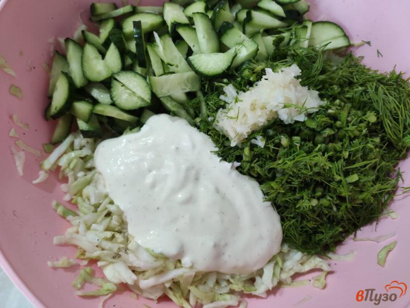 Фото приготовление рецепта: Салат из капусты с чесноком и укропом шаг №6