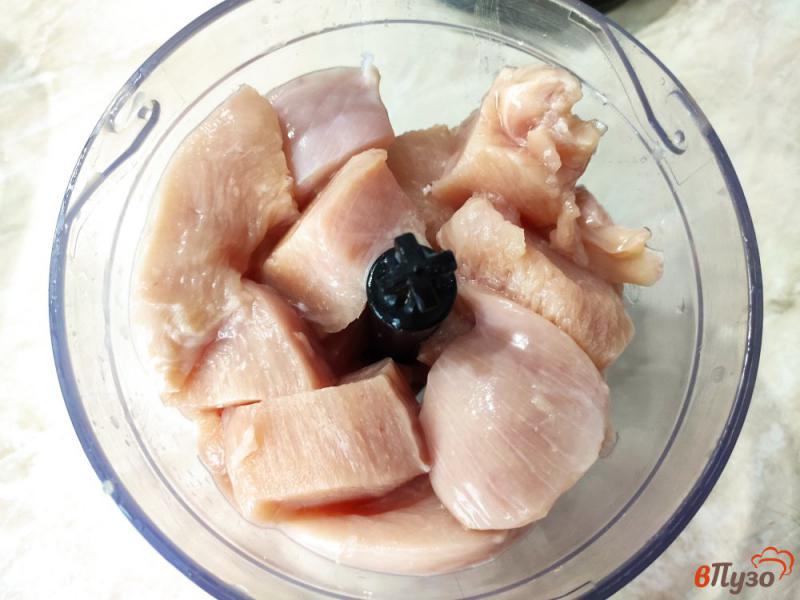 Фото приготовление рецепта: Котлеты из куриного филе с кабачком и луком шаг №1
