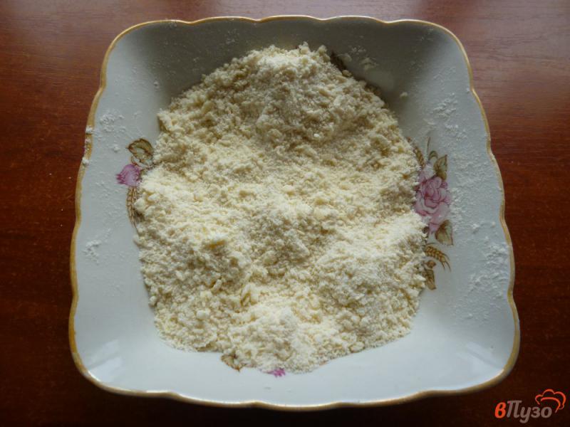 Фото приготовление рецепта: Насыпной пирог с клубникой и творогом шаг №3
