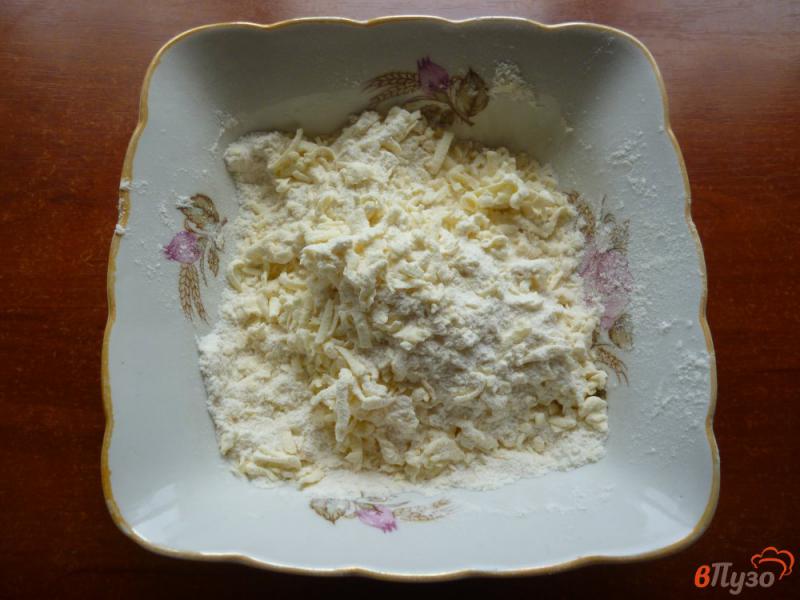 Фото приготовление рецепта: Насыпной пирог с клубникой и творогом шаг №2