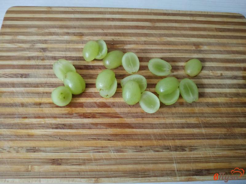 Фото приготовление рецепта: Салат с виноградом шаг №8