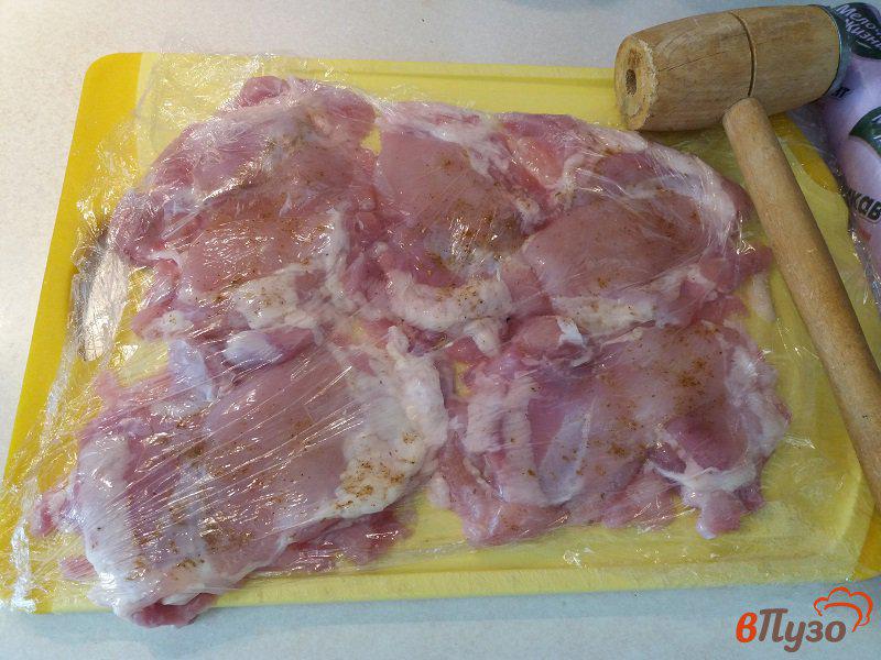 Фото приготовление рецепта: Отбивные из мякоти куриного бедра шаг №2