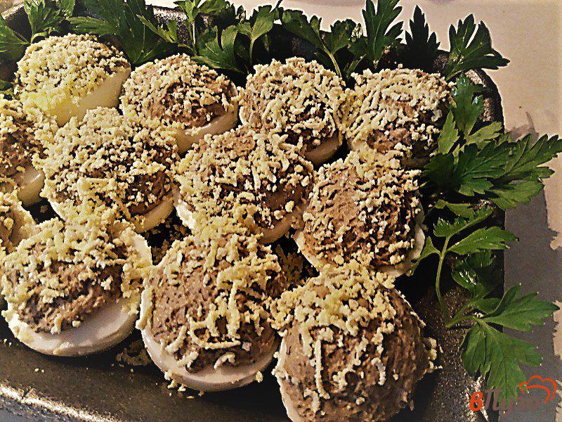 Фото приготовление рецепта: Фаршированные яйца белыми сушёными грибами шаг №9