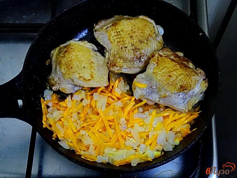 Фото приготовление рецепта: Капуста тушеная с куриными бёдрами и грибами шаг №4