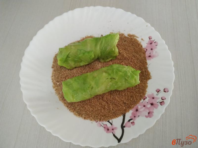 Фото приготовление рецепта: Сосиски жареные в капустных листьях шаг №7