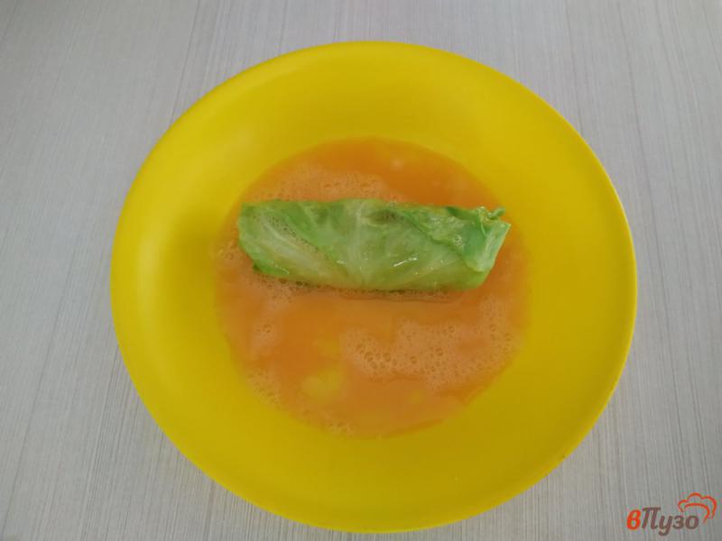 Фото приготовление рецепта: Сосиски жареные в капустных листьях шаг №6