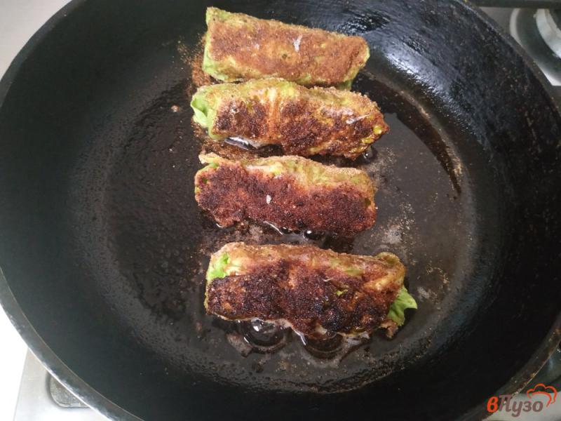 Фото приготовление рецепта: Сосиски жареные в капустных листьях шаг №9