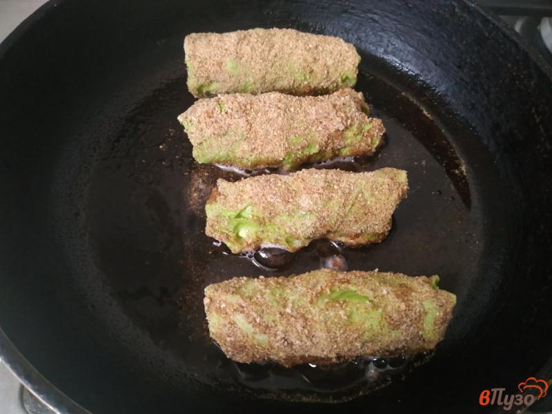 Фото приготовление рецепта: Сосиски жареные в капустных листьях шаг №8