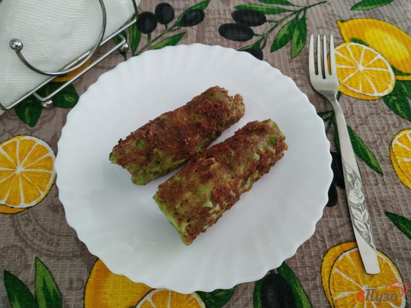 Фото приготовление рецепта: Сосиски жареные в капустных листьях шаг №10