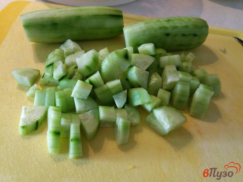 Фото приготовление рецепта: Греческий салат с зелеными оливками шаг №4