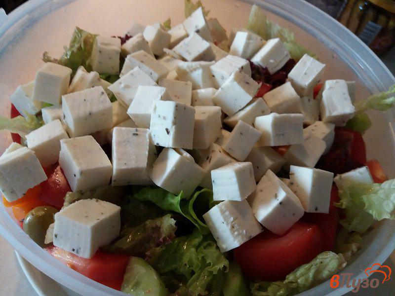 Фото приготовление рецепта: Греческий салат с зелеными оливками шаг №10