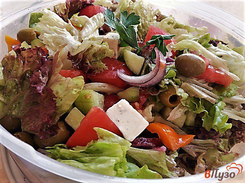 Фото приготовление рецепта: Греческий салат с зелеными оливками шаг №11