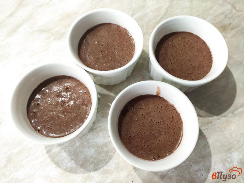 Фото приготовление рецепта: Шоколадный десерт с вишнёвым вареньем шаг №4