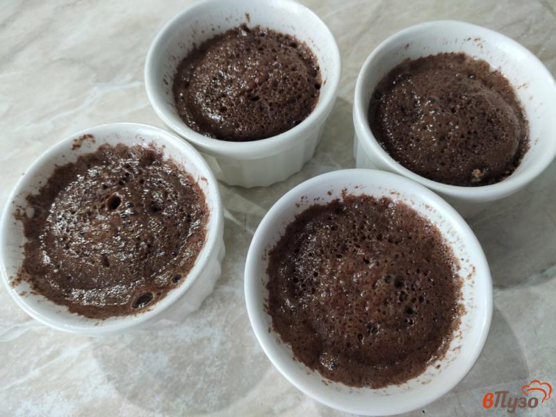 Фото приготовление рецепта: Шоколадный десерт с вишнёвым вареньем шаг №5