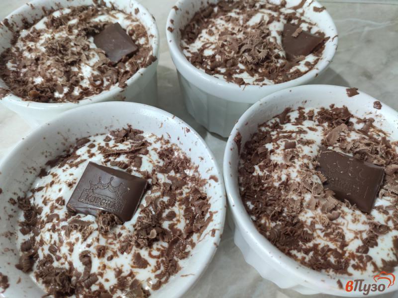 Фото приготовление рецепта: Шоколадный десерт с вишнёвым вареньем шаг №8