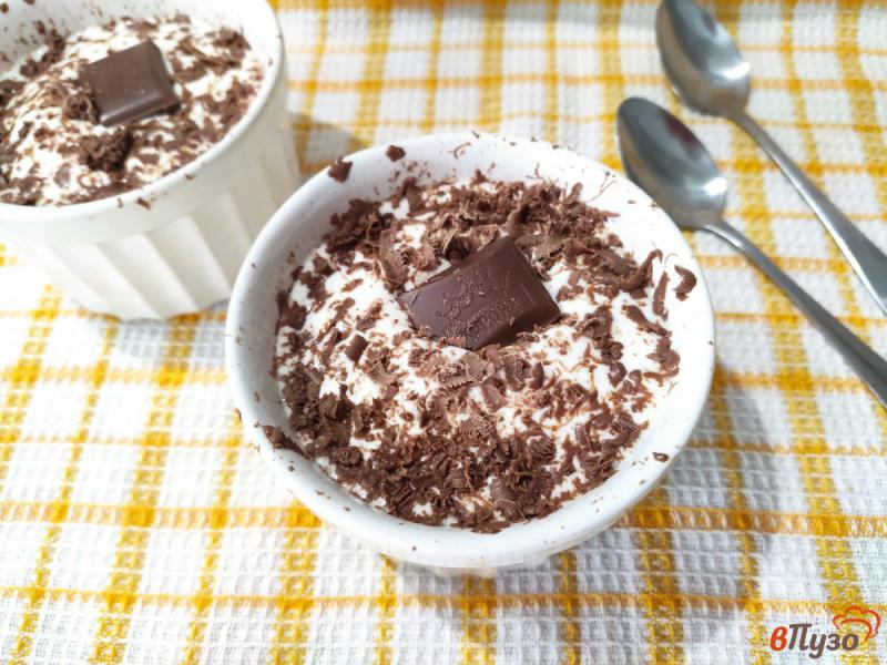 Фото приготовление рецепта: Шоколадный десерт с вишнёвым вареньем шаг №9
