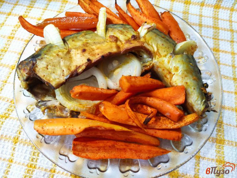 Фото приготовление рецепта: Скумбрия запечённая с морковью шаг №8
