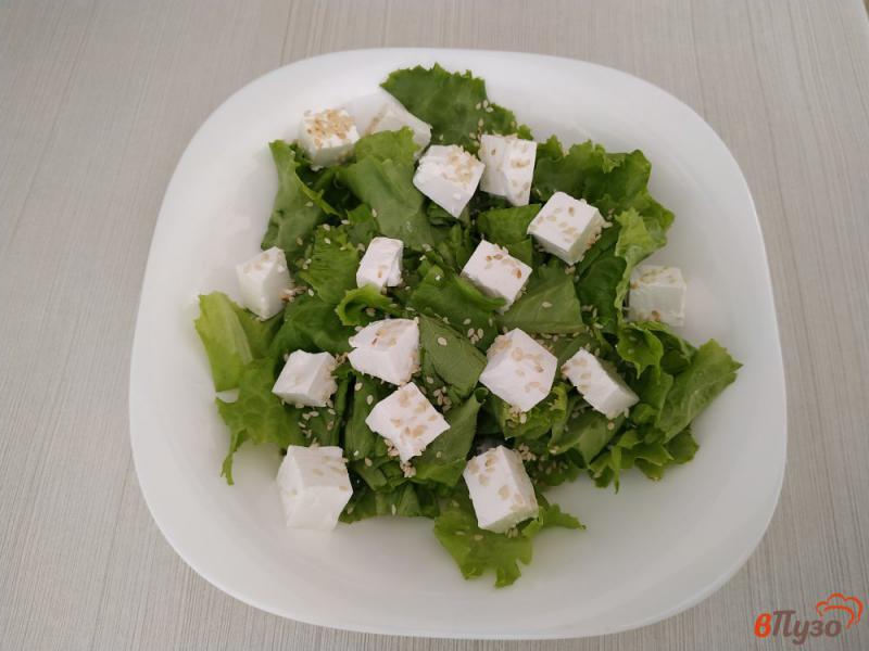 Фото приготовление рецепта: Салат с сыром фета и перепелиными яйцами шаг №4
