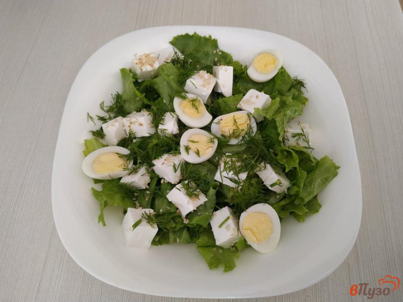Фото приготовление рецепта: Салат с сыром фета и перепелиными яйцами шаг №5