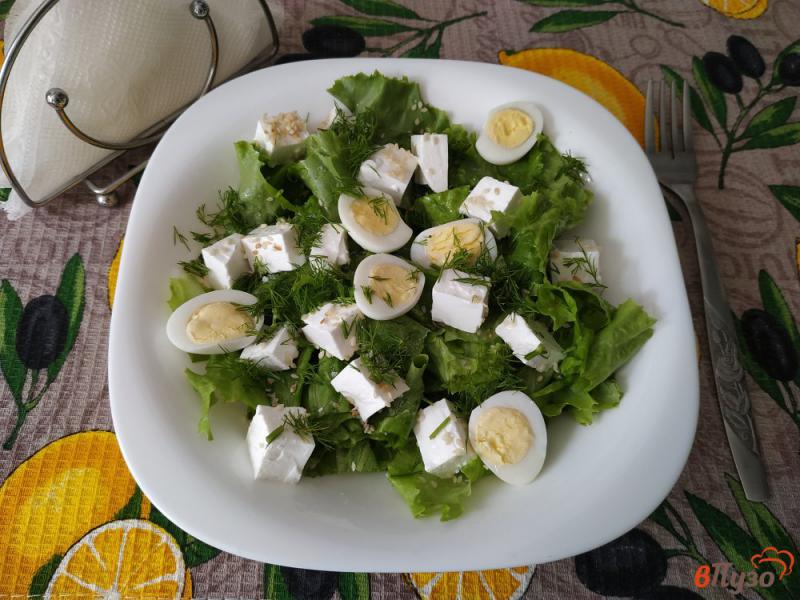 Фото приготовление рецепта: Салат с сыром фета и перепелиными яйцами шаг №6