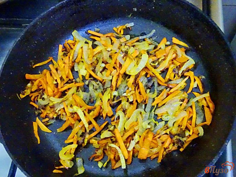 Фото приготовление рецепта: Куриная печень с овощами в сметанном соусе шаг №3