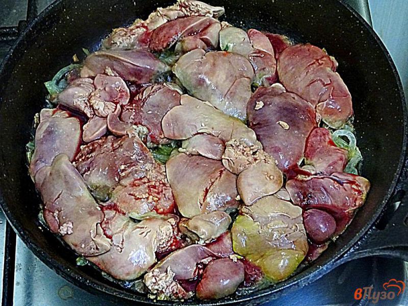 Фото приготовление рецепта: Куриная печень с овощами в сметанном соусе шаг №1