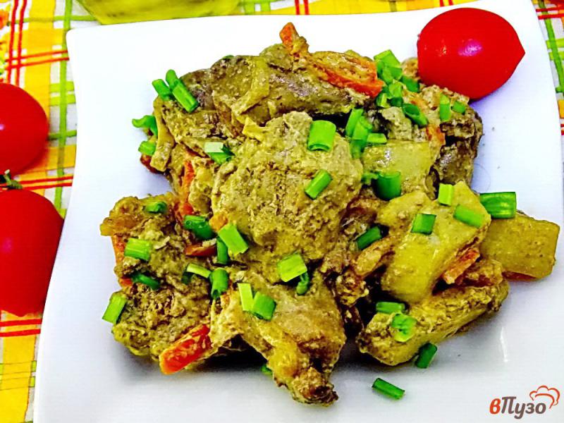 Фото приготовление рецепта: Куриная печень с овощами в сметанном соусе шаг №6