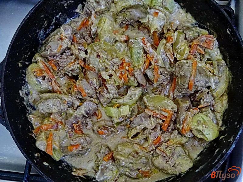 Фото приготовление рецепта: Куриная печень с овощами в сметанном соусе шаг №5