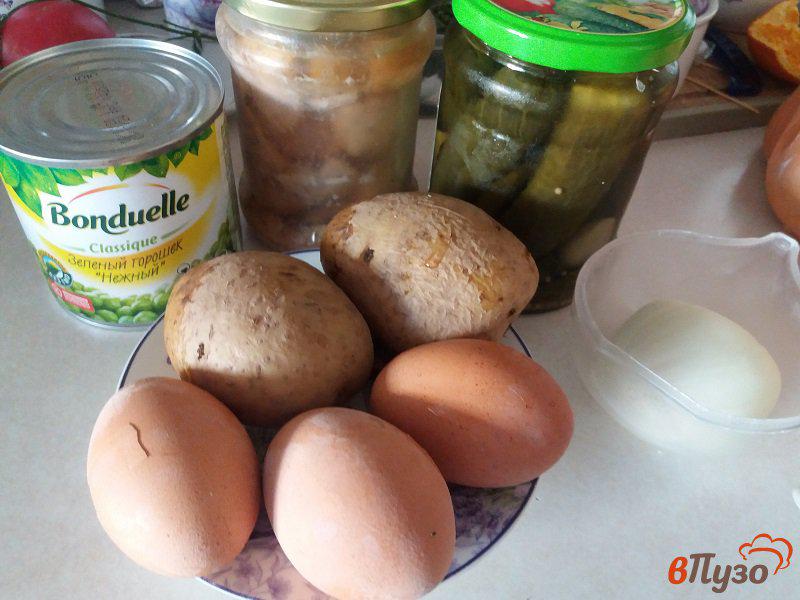 Фото приготовление рецепта: Салат из печени  трески с зеленым  горошком шаг №1