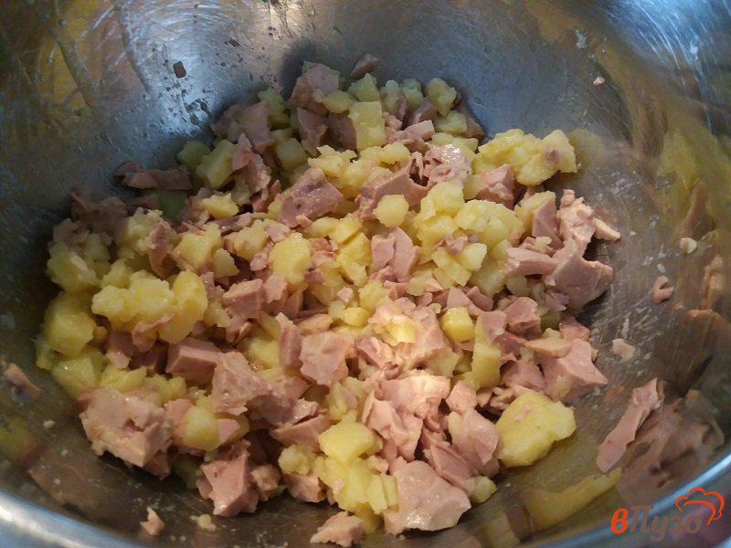 Фото приготовление рецепта: Салат из печени  трески с зеленым  горошком шаг №4