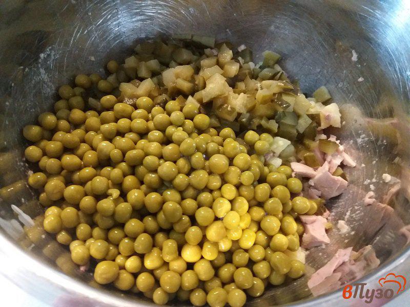 Фото приготовление рецепта: Салат из печени  трески с зеленым  горошком шаг №7