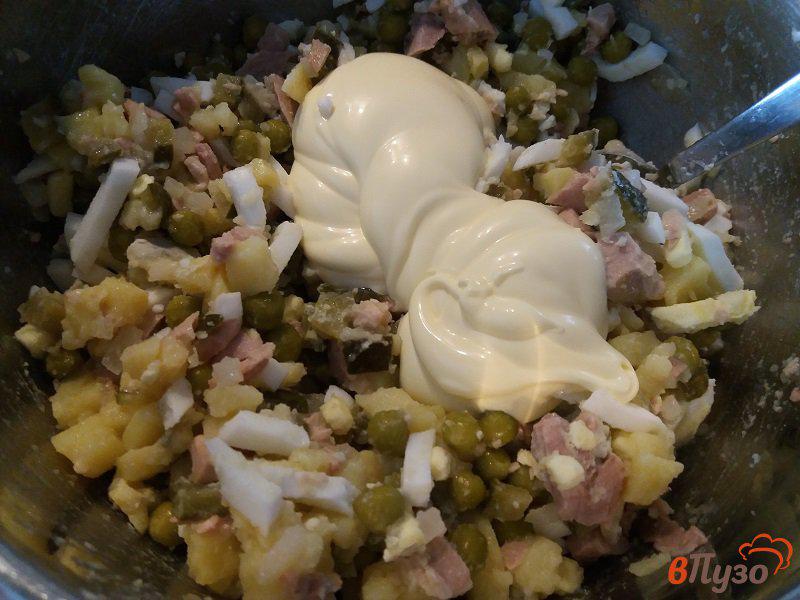 Фото приготовление рецепта: Салат из печени  трески с зеленым  горошком шаг №9