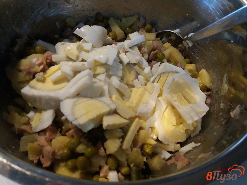Фото приготовление рецепта: Салат из печени  трески с зеленым  горошком шаг №8