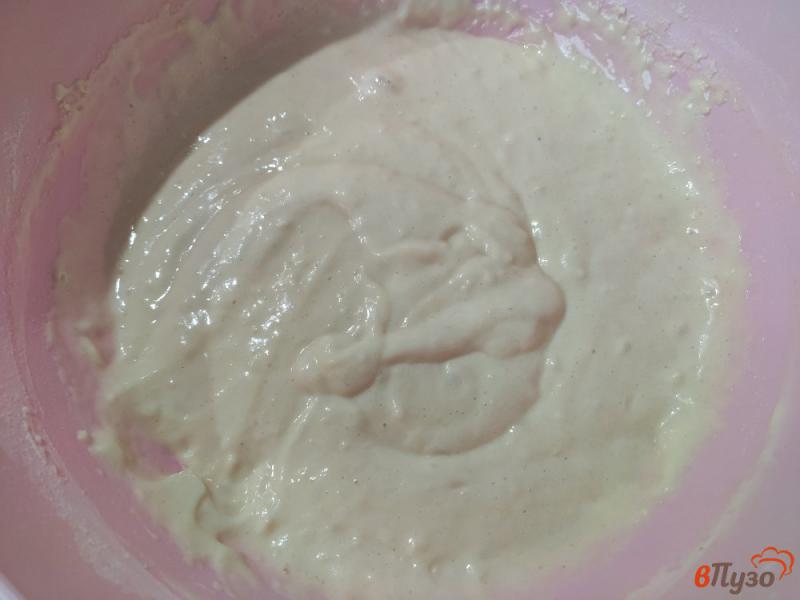 Фото приготовление рецепта: Бисквитный торт со сметанным кремом и клубникой шаг №4