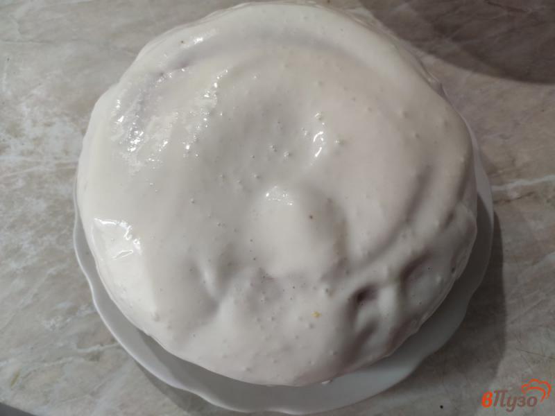 Фото приготовление рецепта: Бисквитный торт со сметанным кремом и клубникой шаг №10