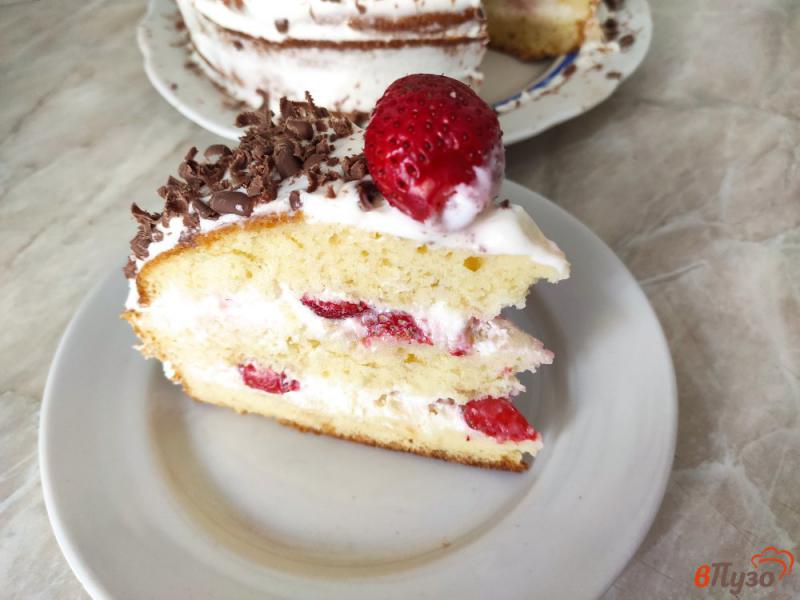 Фото приготовление рецепта: Бисквитный торт со сметанным кремом и клубникой шаг №12