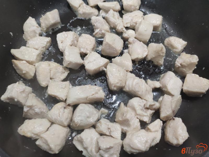 Фото приготовление рецепта: Куриное филе с кабачком в сметане шаг №3
