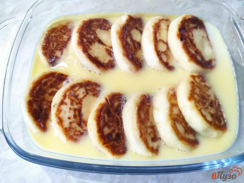 Фото приготовление рецепта: Сырники запечённые в молочном соусе шаг №8
