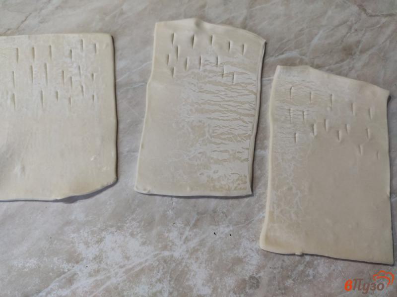 Фото приготовление рецепта: Пирожки из слоеного дрожжевого теста с фаршем шаг №4