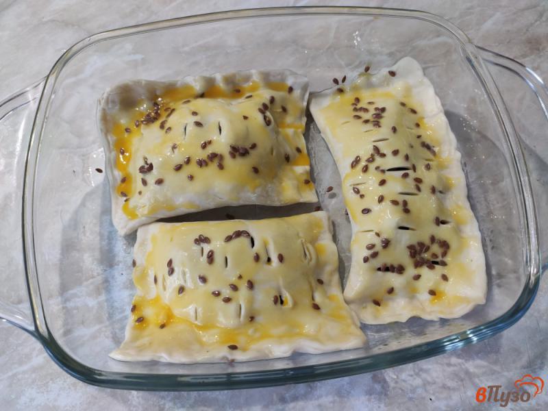 Фото приготовление рецепта: Пирожки из слоеного дрожжевого теста с фаршем шаг №6