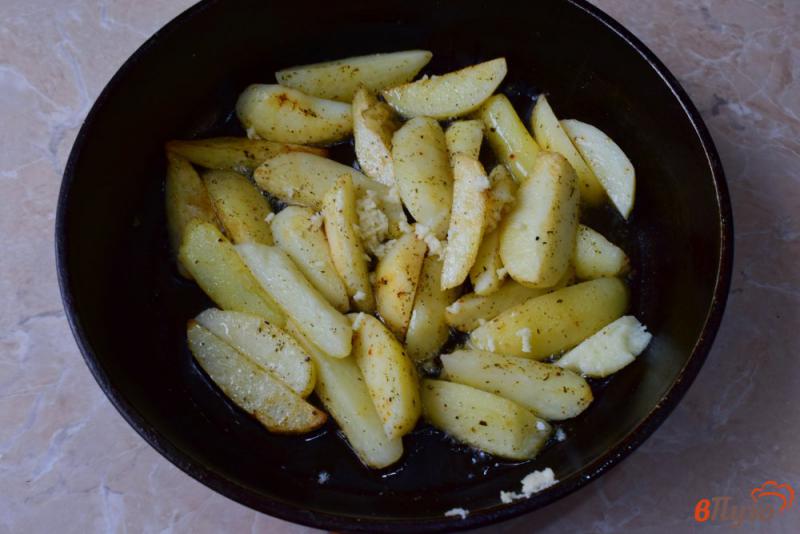 Фото приготовление рецепта: Картофель по-деревенски без духовки шаг №4
